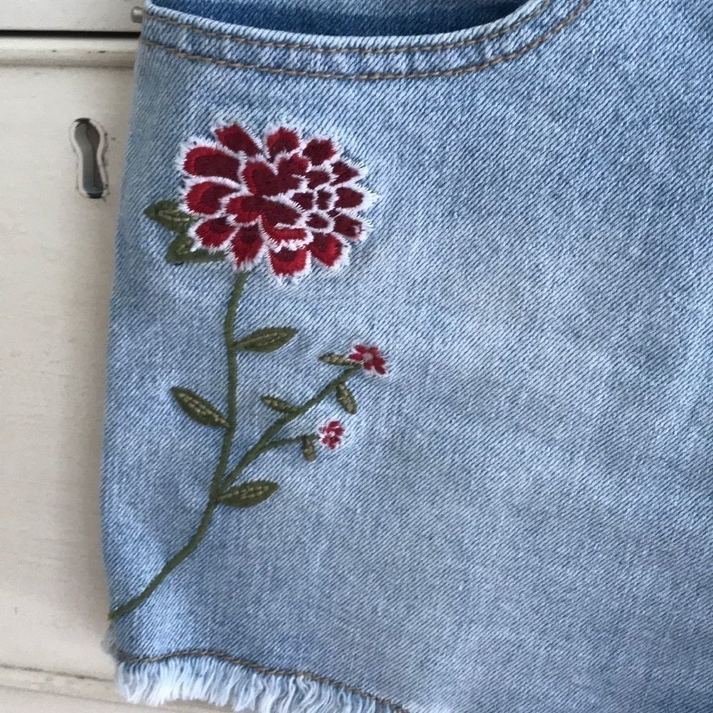 Ashley Mason Embroidered Cutoffs. Size 7 - Picture 3 of 9